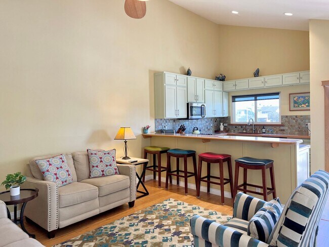 Foto del edificio - 3 Bedroom + 2 Bathroom Home | Hollywood Beach | Oxnard | Fully Furnished