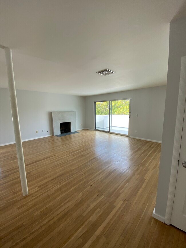 Foto del edificio - 5852 S San Vicente Blvd