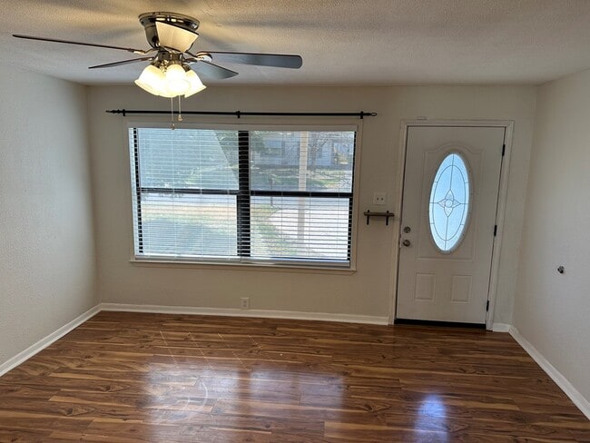 Building Photo - 2110 Glenwood Dr