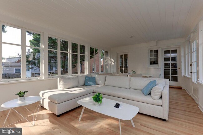 Foto del edificio - 1723 Oakcrest Dr