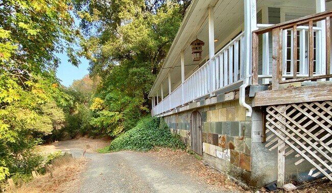 Building Photo - Spacious Mountain Home Minutes from Downto...