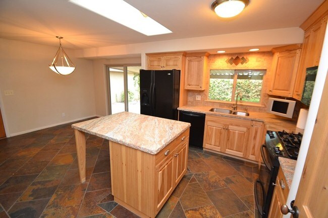 Building Photo - 1349 E Mariposa Ave