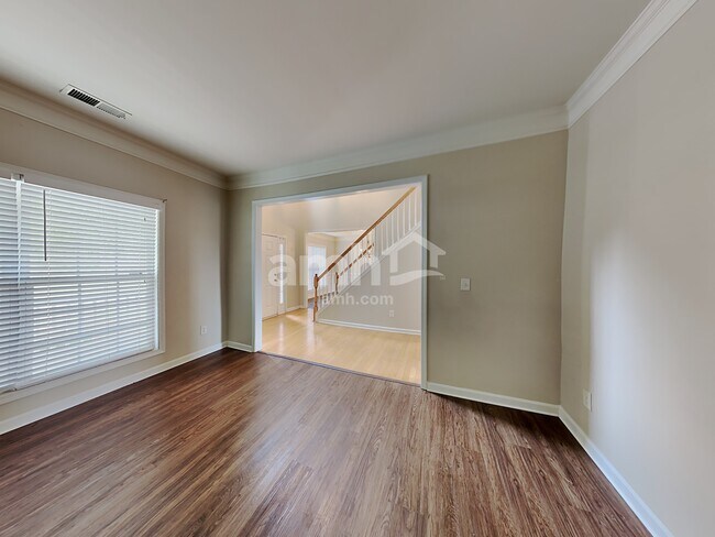 Building Photo - 5568 Halsey trc