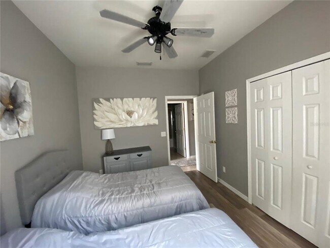 Foto del edificio - 324 Lomond Dr