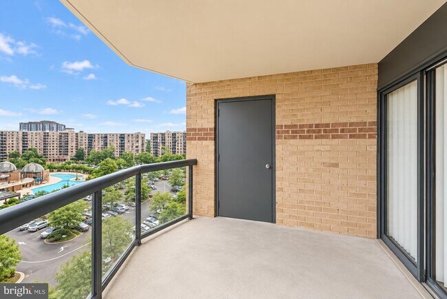 Foto del edificio - 8380 Greensboro Dr