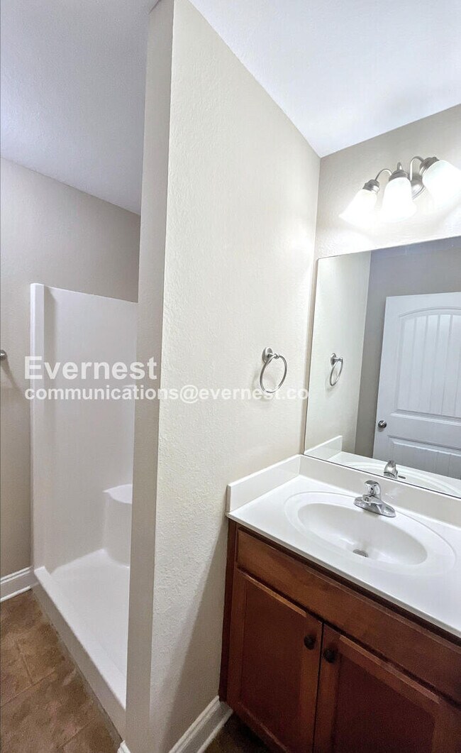 Foto del edificio - 3 Bed, 2 Bath Townhome with Off-Street Par...