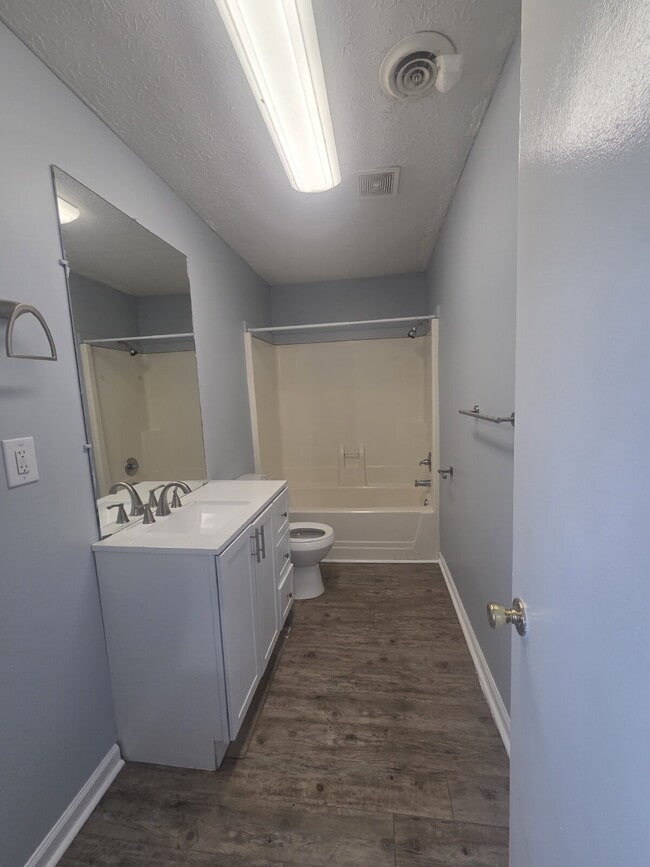 Foto del edificio - Cozy 1 Bedroom Retreat with Stylish LVP Flooring