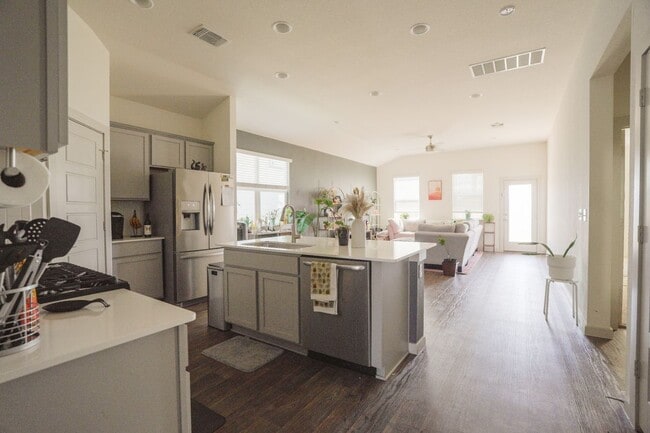 Foto del edificio - 4605 Tully Dr