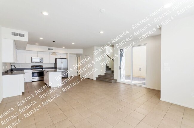 Building Photo - 872 E Park Modern Dr