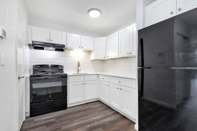 Interior Photo - 1045 River