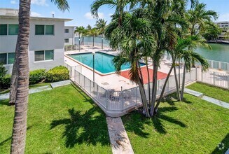 Building Photo - 7207 Bay Dr