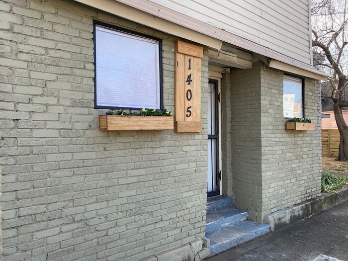 Primary Photo - Spacious Renovated 1 Bedroom Apartment - 5...