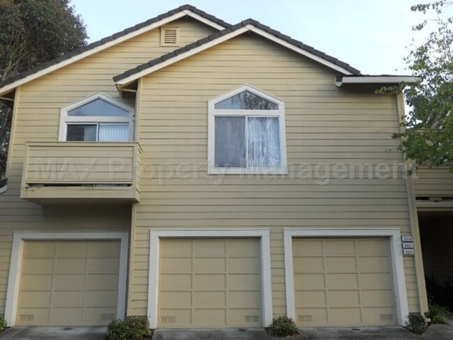 Building Photo - Available now 2 Bedrooms 2 Bathrooms Townh...