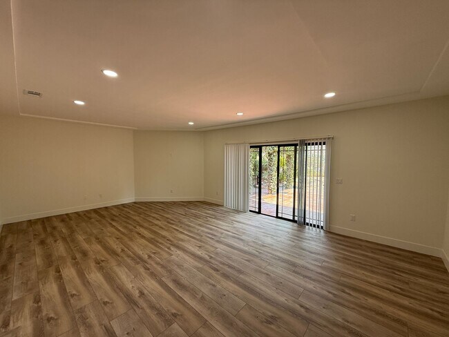 Foto del edificio - Brand New Remodel (2026)!! Large 5 Bedroom 3 Bathroom Home Near Campus