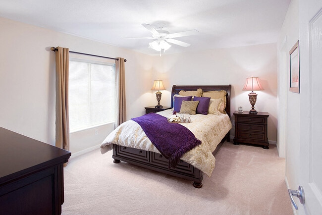 Large Main Bedroom with En-suite Bathroom & Closet - Redwood Perrysburg Woodmont Drive