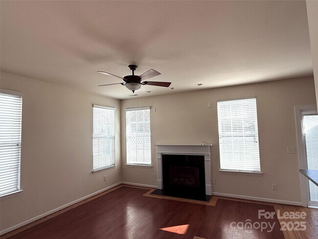 Foto del edificio - 7549 Bluff Point Ln