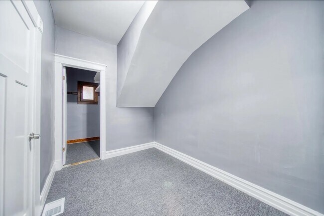 Foto del edificio - 2405 S Troy St