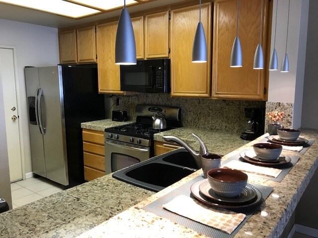 Cocina de granito con electrodomésticos nuevos. - 29509 Cara Way