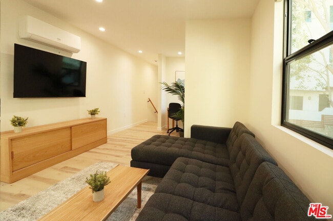 Building Photo - 918 N San Vicente Blvd