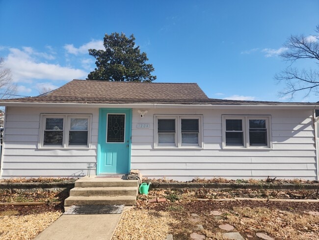 Building Photo - 1204 Lossing Ave