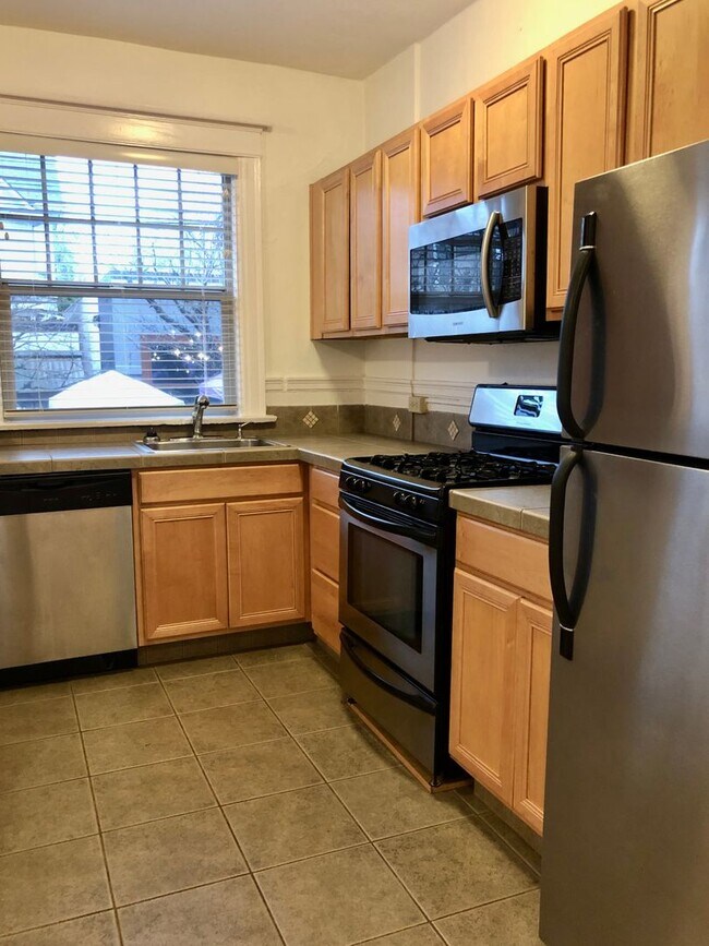 Foto del edificio - Cozy Nob Hill 1bd - Walk Everywhere! Gas Fireplace, Bonus Storage, Most Utilities Included!