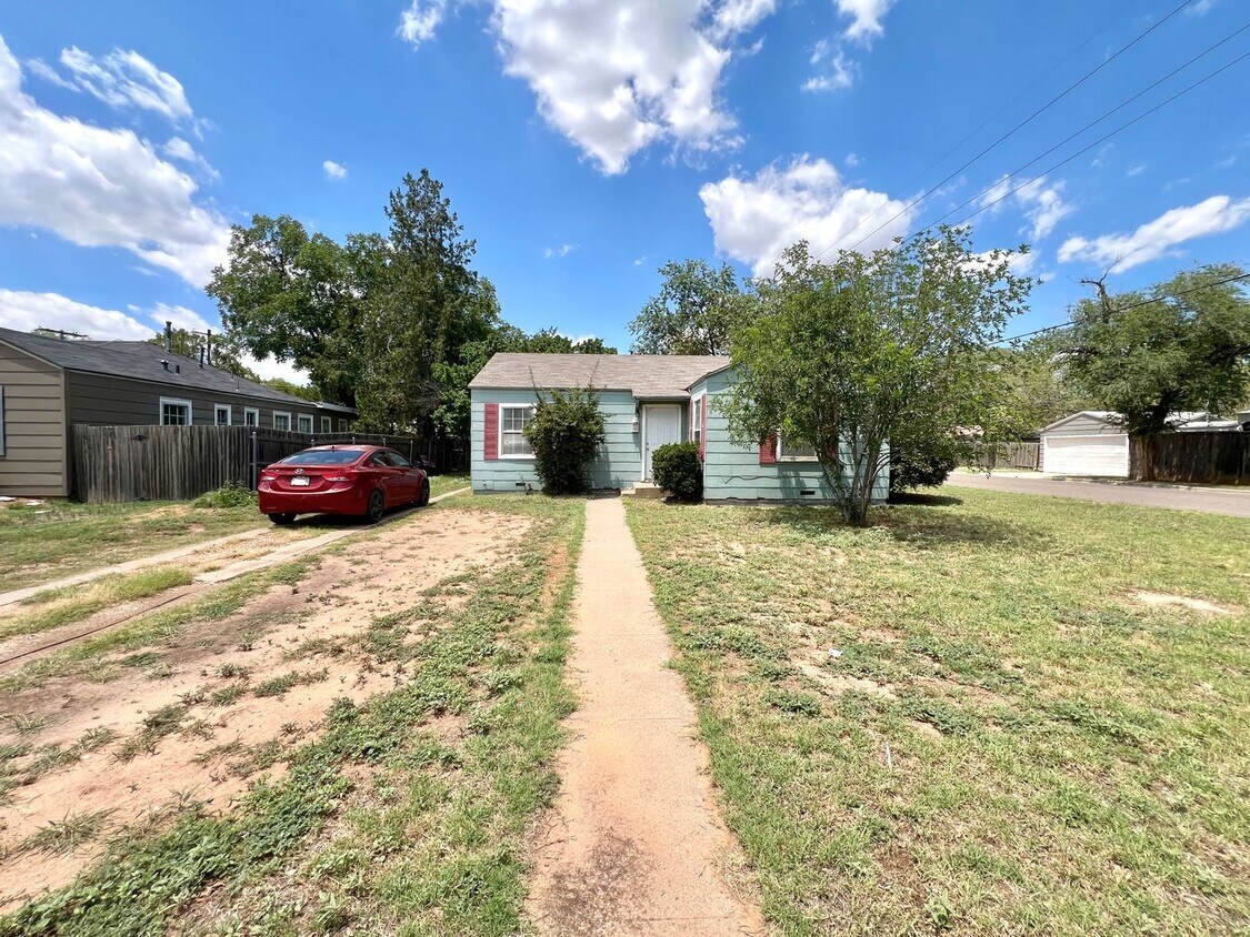 Primary Photo - Adorable 2/1 Near Texas Tech!