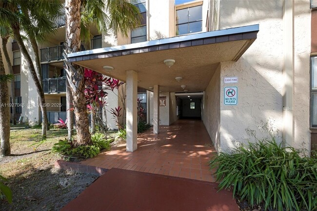 Foto del edificio - 14421 N Kendall Dr