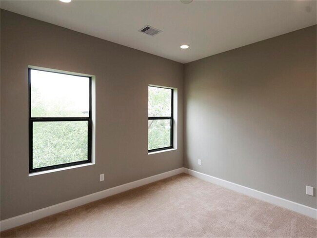 Building Photo - 707 Bayou St