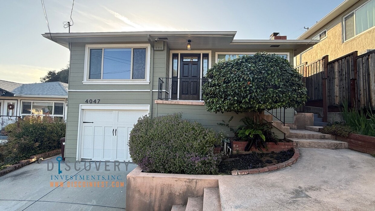 Primary Photo - Chic Mid Century Modern Home