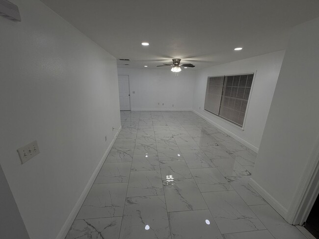 Foto del edificio - Recently Remodeled 3-Bedroom Home with Tile Floors, Yard & 2-Car Garage in Orlando