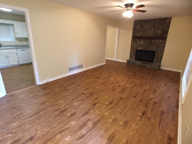 Building Photo - Kennesaw - 3 or 4BR - WALK to Big Shanty Park!