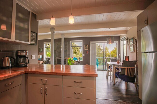 Foto del edificio - Gorgeous Custom Home!  Pet friendly and La...