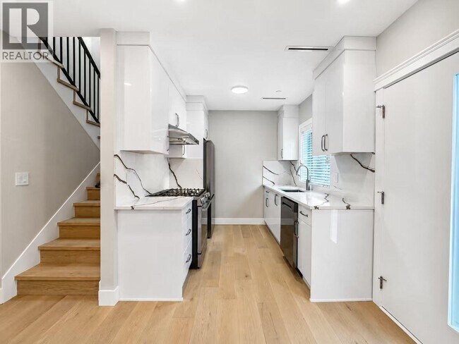 Photo du bâtiment - Laneway House 498X MACDONALD STREET
