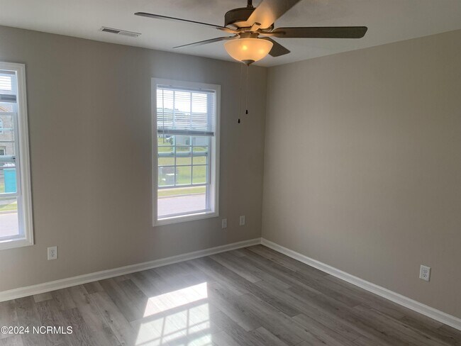 Building Photo - 317 S Pointe Dr