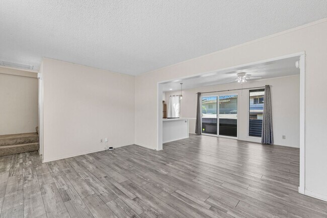 Foto del edificio - Townhouse with 3 bedrooms / 1.5 bathrooms / 2 assigned parking stalls