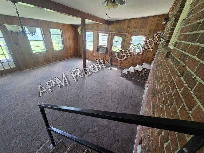 Foto del edificio - Spacious three bedroom West Columbia home
