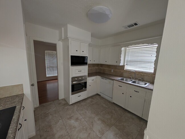 Foto del edificio - 14106 Locke Ln