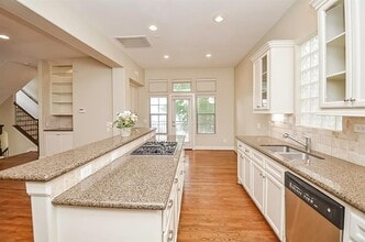 Building Photo - 222 Knox St