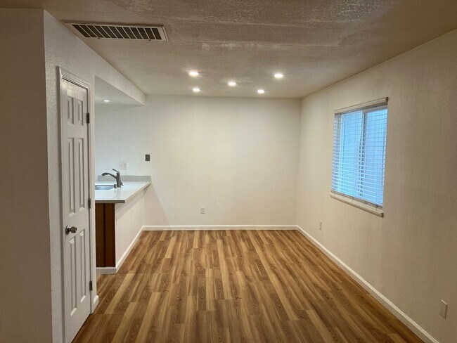 Foto del edificio - 1716 Sylvan Ave