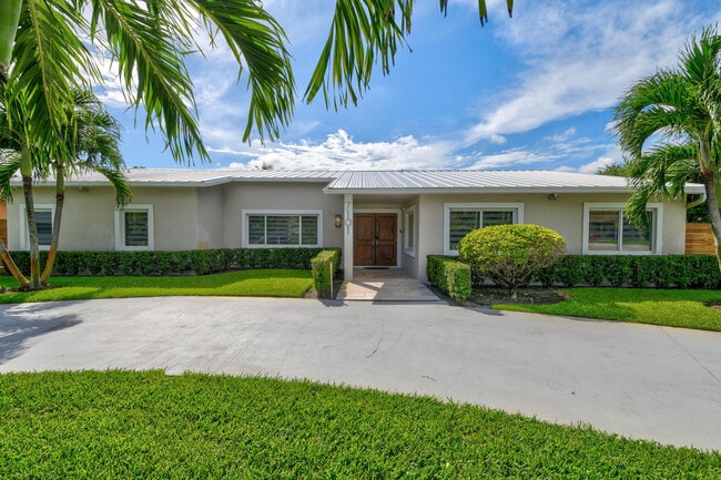 Foto del edificio - 7101 W Lake Dr