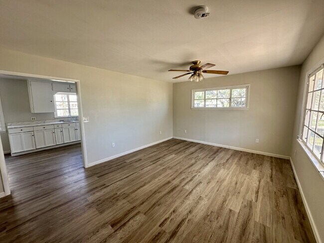 Building Photo - 544 N 7th Pl