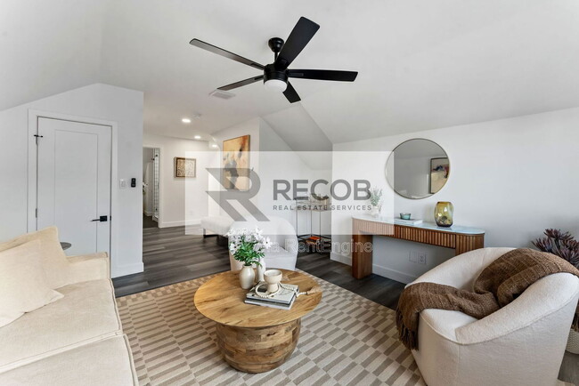 Building Photo - 832 Desty St