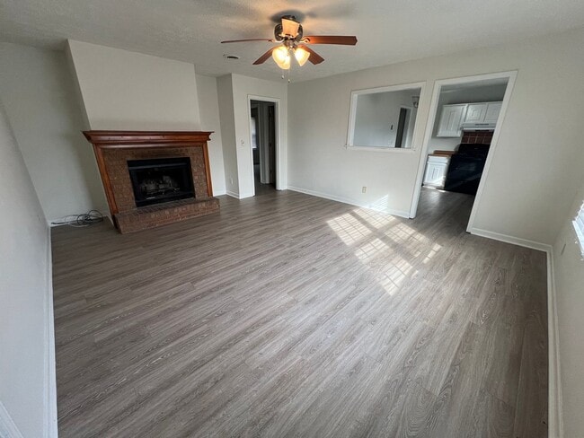 Building Photo - 2 bed 1 bath duplex