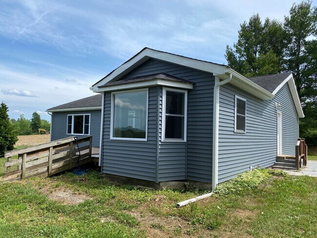 Building Photo - 3 bed, 1 bath home.