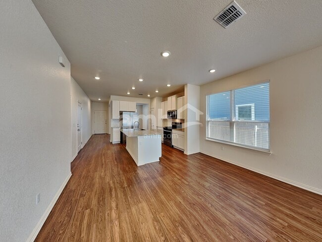 Building Photo - 421 Pebble Bend