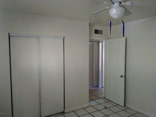 Foto del edificio - 2133 W Adams St