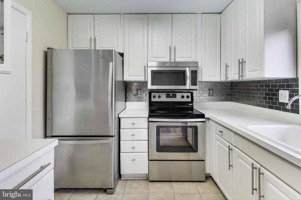 Foto principal - 9040 Centerway Rd