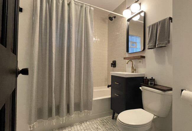 BATHROOM - 2719 W Melrose St