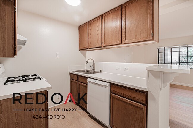 Building Photo - 4651 Cahuenga Blvd