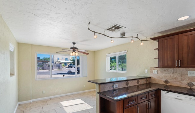 Building Photo - 410 E Waverly St